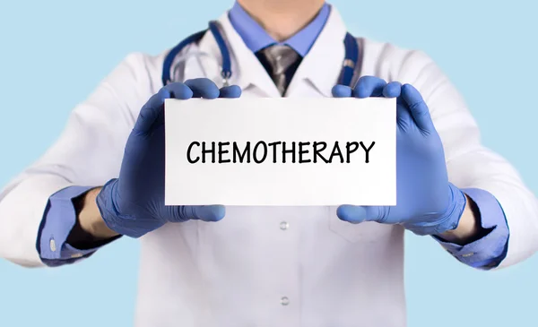 Läkaren håller ett kort med namnet på diagnosen - kemoterapi — Stockfoto