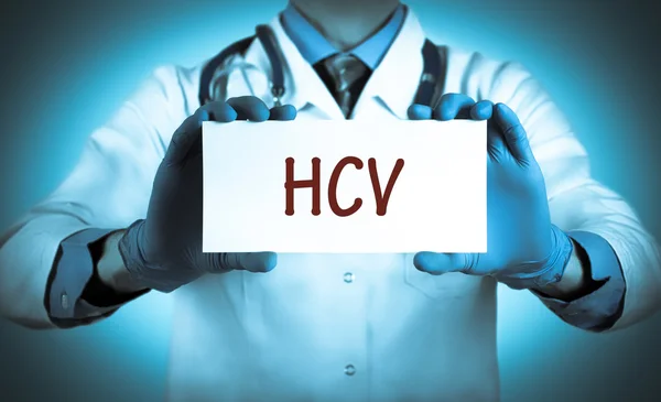Il dottore tiene una carta con il nome della diagnosi - hcv — Foto Stock