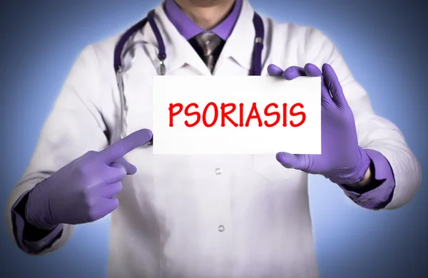 Le médecin conserve une carte avec le nom du diagnostic psoriasis — Photo