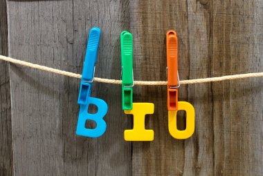 kelime biyo ahşap arka plan arkasında bir ip üzerinde clothespins tutturmak