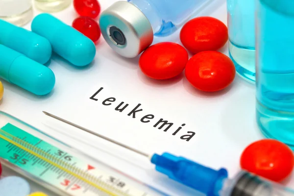 Leukemi - diagnos skriven på ett vitt papper — Stockfoto