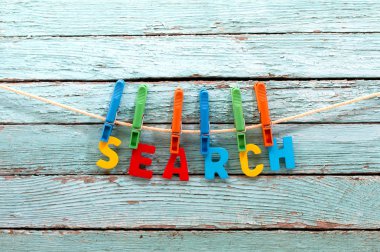 kelime arama ahşap arka plan arkasında bir ip üzerinde clothespins tutturmak