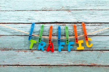 Word Rating ahşap arka plan arkasında bir ip üzerinde clothespins tutturmak