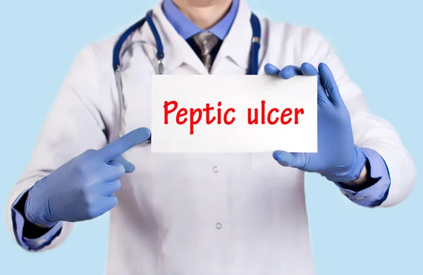 El médico guarda una tarjeta con el nombre del diagnóstico: úlcera péptica — Foto de Stock