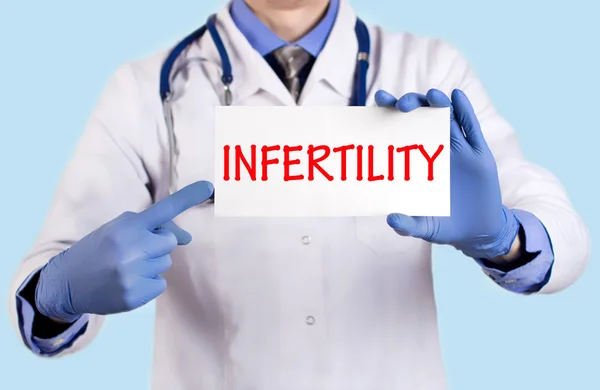 Doctor keeps a card with the name of the diagnosis - infertility — Stock Photo, Image