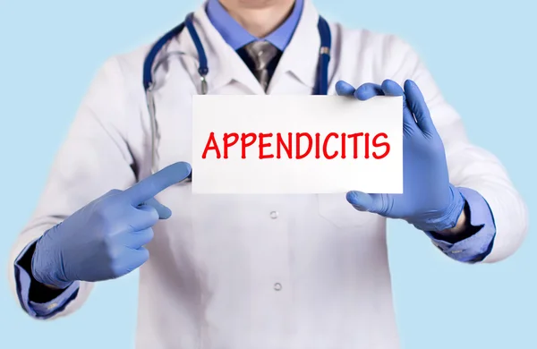 Врач хранит карточку с именем диагноза - аппендицит — стоковое фото