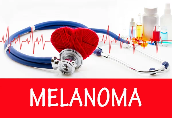 El diagnóstico de melanoma. Fonendoscopio y vacuna con medicamentos — Foto de Stock