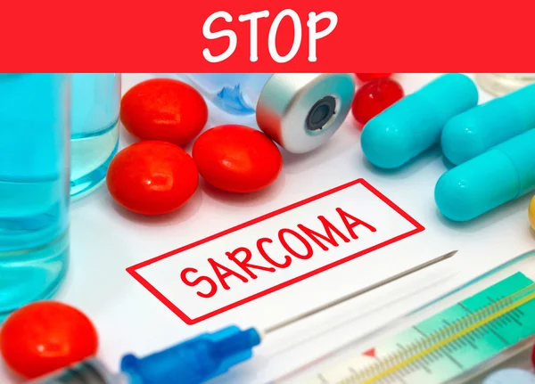 Detener el sarcoma. Vacuna para tratar enfermedades. Jeringa y vacuna con medicamentos . — Foto de Stock