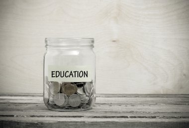 Üzerinde yazıt - eğitim ile bir cam kavanoz etiketi