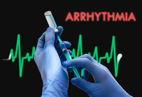 Tratamiento de la arritmia. La jeringa está llena de inyección. Jeringa y vacuna. Concepto médico — Foto de Stock