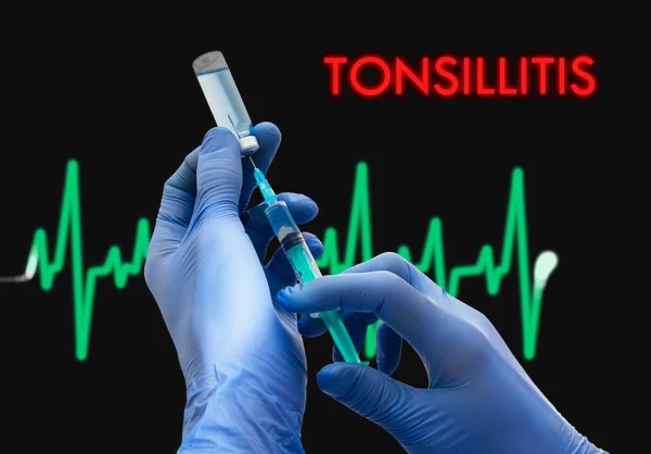 Trattamento della tonsillite. Siringa è riempita con iniezione. Siringa e vaccino. Concetto medico . — Foto Stock