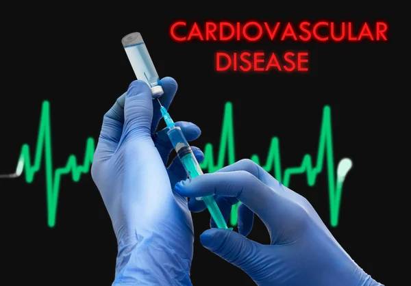 Tratamentul bolilor cardiovasculare. Seringa este umplută cu injecţie. Seringă şi vaccin. Conceptul medical . — Fotografie, imagine de stoc
