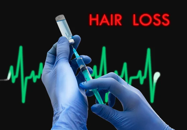 Tratamiento de la caída del cabello. La jeringa está llena de inyección. Jeringa y vacuna. Concepto médico . — Foto de Stock
