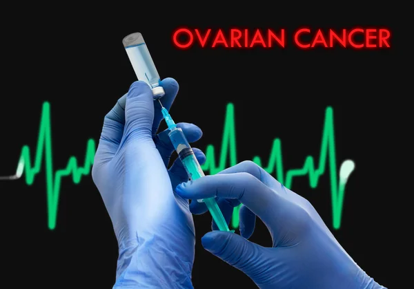 Tratamiento del cáncer de ovario. La jeringa está llena de inyección. Jeringa y vacuna. Concepto médico . — Foto de Stock
