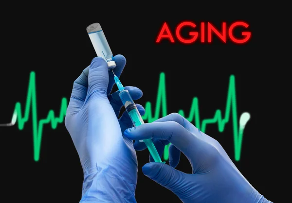 Tratamiento del envejecimiento. La jeringa está llena de inyección. Jeringa y vacuna. Concepto médico . — Foto de Stock