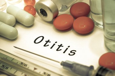 Otitis - beyaz bir kağıt parçası üzerinde yazılı tanı. Şırınga ve uyuşturucu ile aşı