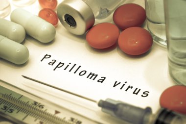 Papilloma virüsü - beyaz bir kağıt parçası üzerinde yazılı tanı. Şırınga ve uyuşturucu ile aşı.