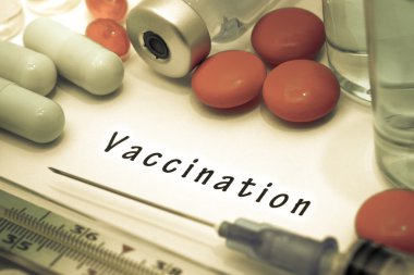 Aşı - beyaz bir kağıt parçası üzerinde yazılı tanı. Şırınga ve uyuşturucu ile aşı