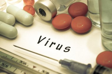 Virüs - beyaz bir kağıt parçası üzerinde yazılı tanı. Şırınga ve uyuşturucu ile aşı
