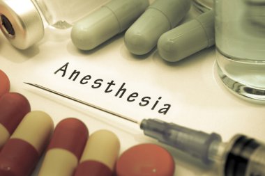 Anestezi - beyaz bir kağıt parçası üzerinde yazılı tanı. Şırınga ve uyuşturucu ile aşı