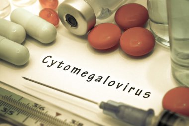Sitomegalovirüs - beyaz bir kağıt parçası üzerinde yazılı tanı. Şırınga ve uyuşturucu ile aşı.