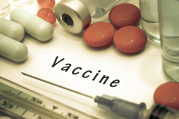 Вакцина - діагноз, написаний на білому папері. Шприц і вакцина проти наркотиків — стокове фото