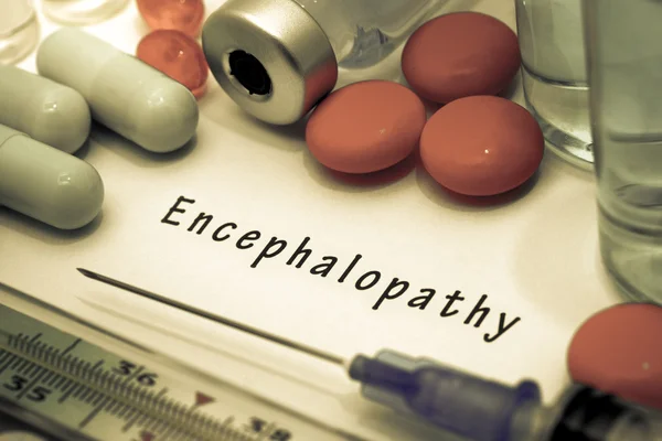 Энцефалопатия - диагноз, написанный на белом листе бумаги. Шприц и вакцина с лекарствами — стоковое фото