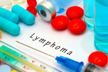 Lenfoma - beyaz bir kağıt parçası üzerinde yazılı tanı. Şırınga ve uyuşturucu ile aşı