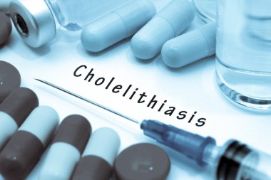 Cholelithiasis - beyaz bir kağıt parçası üzerinde yazılı tanı. Şırınga ve uyuşturucu ile aşı