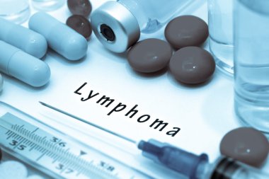 Lenfoma - beyaz bir kağıt parçası üzerinde yazılı tanı. Şırınga ve uyuşturucu ile aşı