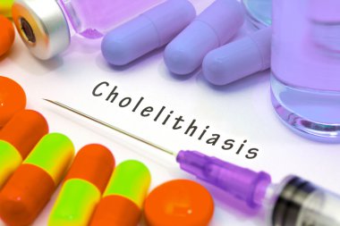 Cholelithiasis - beyaz bir kağıt parçası üzerinde yazılı tanı. Şırınga ve uyuşturucu ile aşı