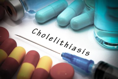 Cholelithiasis - beyaz bir kağıt parçası üzerinde yazılı tanı. Şırınga ve uyuşturucu ile aşı