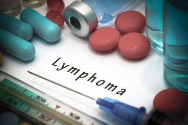 Lenfoma - beyaz bir kağıt parçası üzerinde yazılı tanı. Şırınga ve uyuşturucu ile aşı
