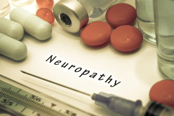 Neuropati - diagnos skriven på ett vitt papper. Sprutan och vaccin med droger. — Stockfoto