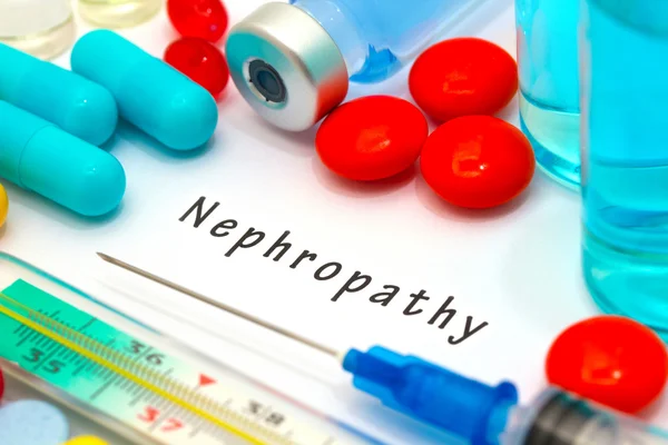 Nefropatía - diagnóstico escrito en un papel blanco. Jeringa y vacuna con medicamentos . — Foto de Stock