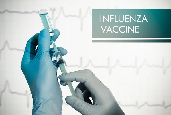 インフルエンザを停止します。注射器は注射でいっぱいです。注射器とワクチン — ストック写真
