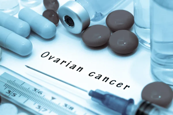 Καρκίνου των ωοθηκών - διάγνωση γραμμένο σε ένα λευκό κομμάτι χαρτί. Σύριγγα και εμβόλιο με ναρκωτικά. — Φωτογραφία Αρχείου