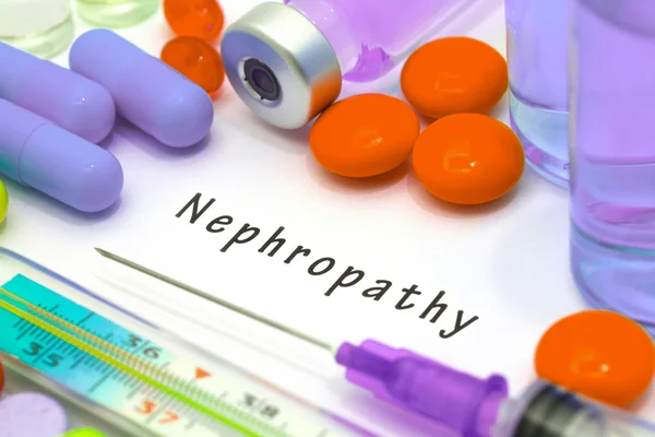 Nefropatía - diagnóstico escrito en un papel blanco. Jeringa y vacuna con medicamentos — Foto de Stock