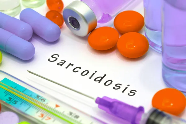 Sarcoidosis - diagnóstico escrito en un papel blanco. Jeringa y vacuna con medicamentos . —  Fotos de Stock