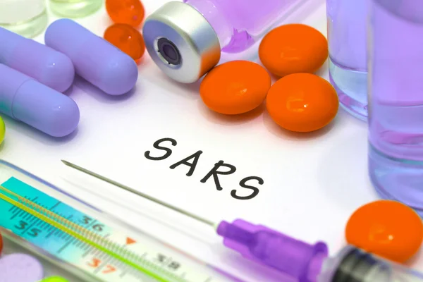 SARS - diagnóstico escrito en un papel blanco. Jeringa y vacuna con medicamentos . — Foto de Stock