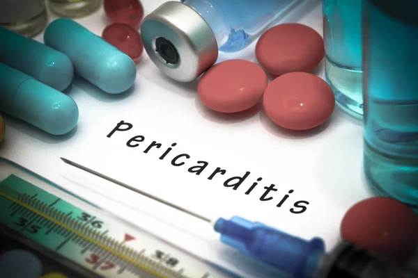Perikarditida - diagnózy napsáno na bílý list papíru. Stříkačka a vakcína s drogami — Stock fotografie