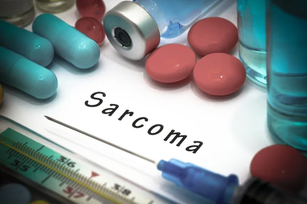 Sarcoma: diagnóstico escrito en un papel blanco. Jeringa y vacuna con medicamentos — Foto de Stock