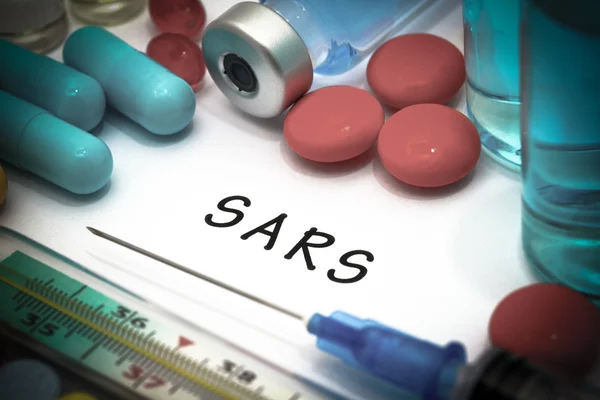 SARS - diagnóstico escrito em um pedaço de papel branco. Seringa e vacina com medicamentos — Fotografia de Stock