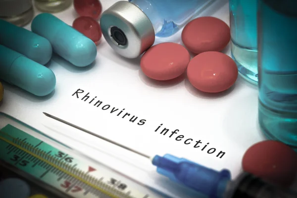 Infecção por rinovírus - diagnóstico escrito em um pedaço de papel branco. Seringa e vacina com medicamentos . — Fotografia de Stock