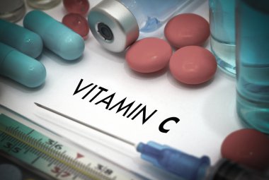 Vitamin c. Hastalığın tedavisi ve önlenmesi. Şırınga ve aşı. Tıbbi konsept. Seçici odaklama