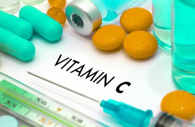 Vitamin c. Hastalığın tedavisi ve önlenmesi. Şırınga ve aşı. Tıbbi konsept. Seçici odaklama