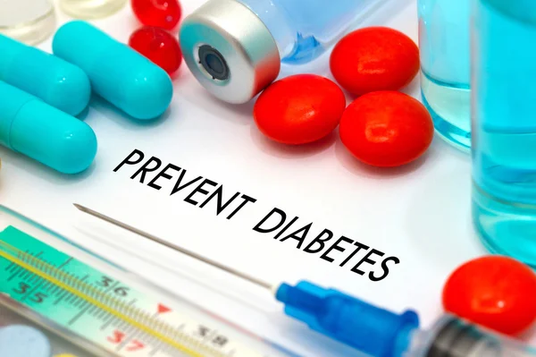 Prevenir la diabetes. Tratamiento y prevención de enfermedades. Jeringa y vacuna. Concepto médico. Enfoque selectivo — Foto de Stock