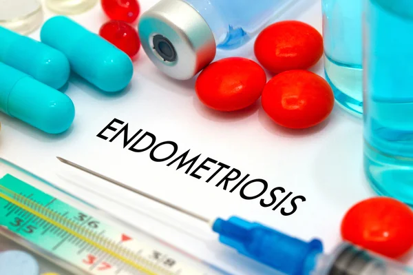 Endometriozis. Tedavi ve korunma hastalık. Şırınga ve aşı. Tıbbi kavramı. Seçici odak