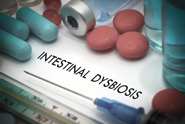 Disbiosis intestinal. Tratamiento y prevención de enfermedades. Jeringa y vacuna. Concepto médico. Enfoque selectivo — Foto de Stock