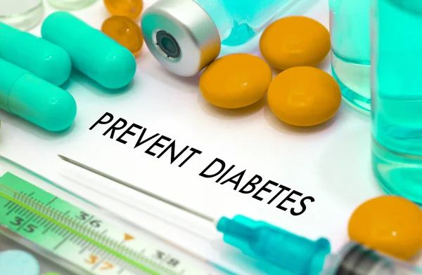 Prevenir la diabetes. Tratamiento y prevención de enfermedades. Jeringa y vacuna. Concepto médico. Enfoque selectivo — Foto de Stock